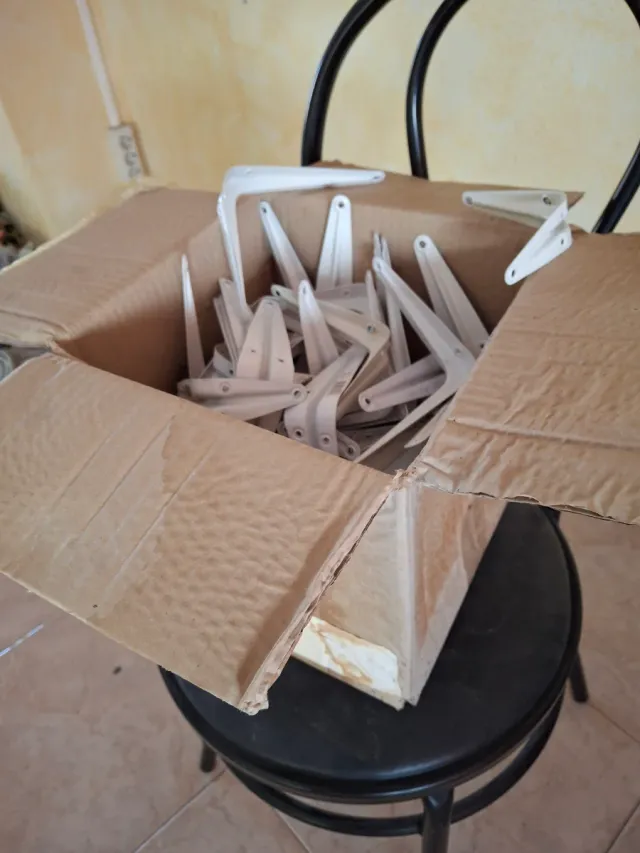 Escuadras metálicas para estanterías