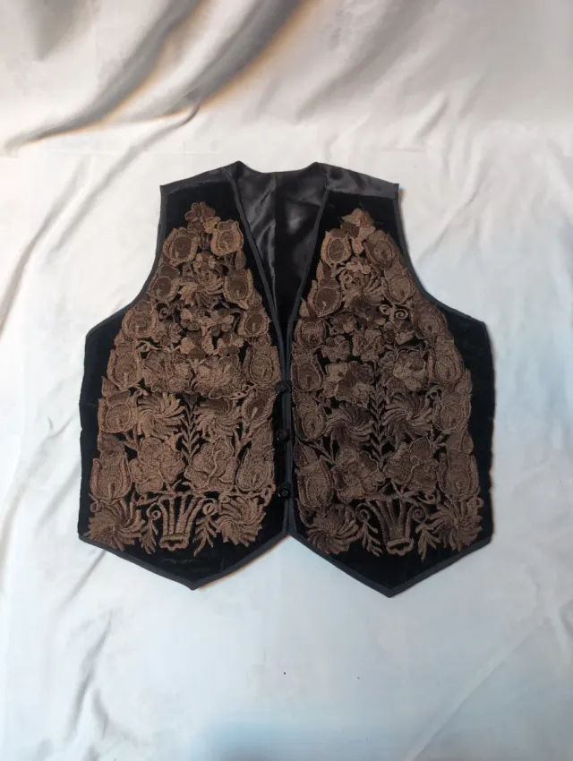 Colete bordado preto e castanho