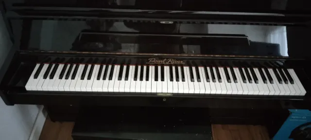 Piano vertical Pearl River