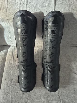 Guantes de boxeo Venum y espinilleras Buddha