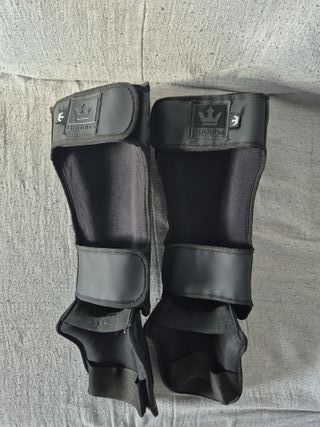 Guantes de boxeo Venum y espinilleras Buddha