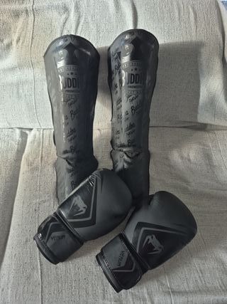 Guantes de boxeo Venum y espinilleras Buddha