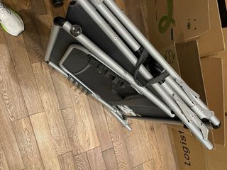 Tumbona plegable gris y plateada