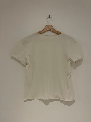 Camiseta blanca cuello pico manga corta