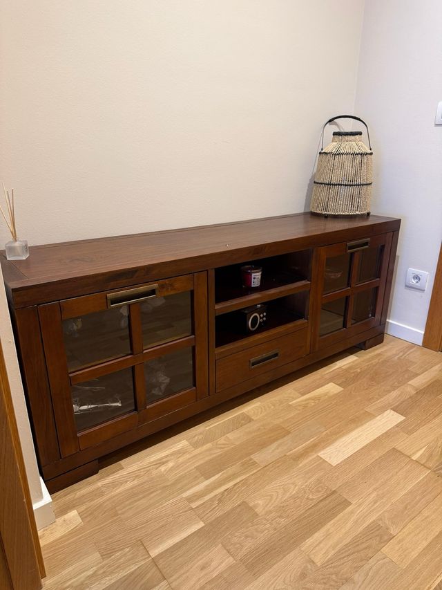 Mueble TV de madera.
