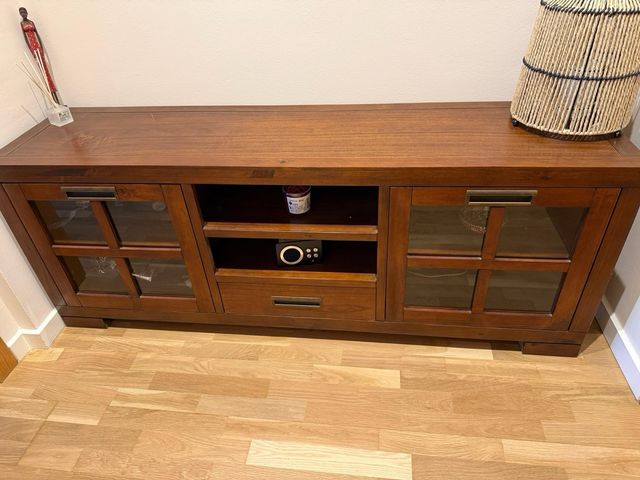 Mueble TV de madera.