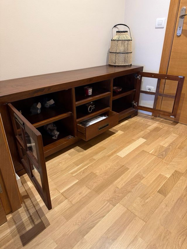 Mueble TV de madera.