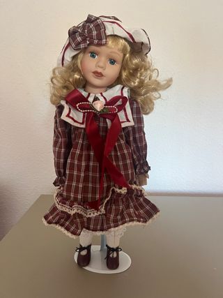 Muñeca de porcelana con vestido a cuadros