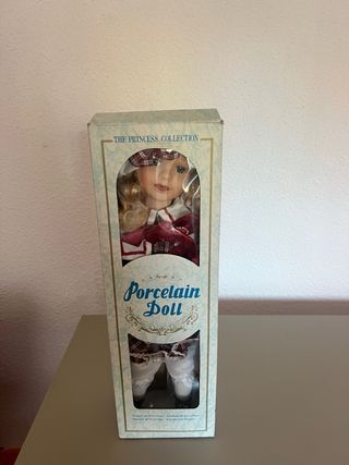 Muñeca de porcelana con vestido a cuadros