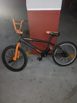 Bicicleta BMX Negra y Naranja