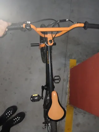 Bicicleta BMX Negra y Naranja