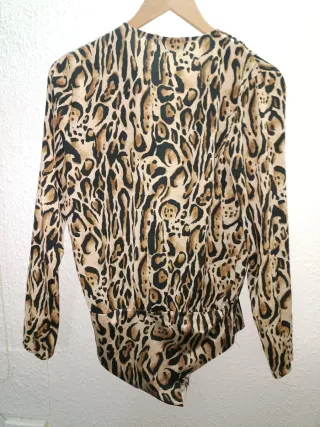 Blusa Zara Leopardo Escotada Manga Larga
