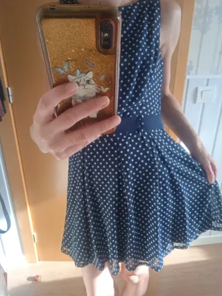 Vestido azul con lunares blancos