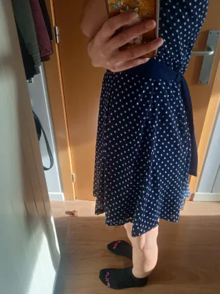 Vestido azul con lunares blancos