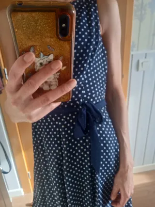 Vestido azul con lunares blancos