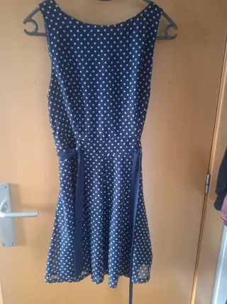 Vestido azul con lunares blancos