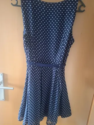 Vestido azul con lunares blancos