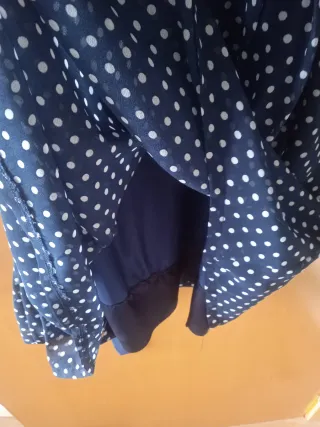 Vestido azul con lunares blancos