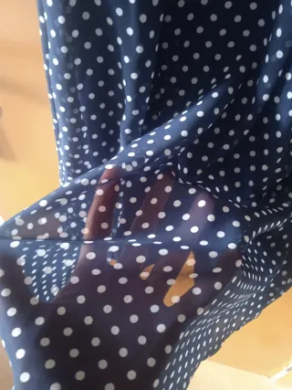 Vestido azul con lunares blancos