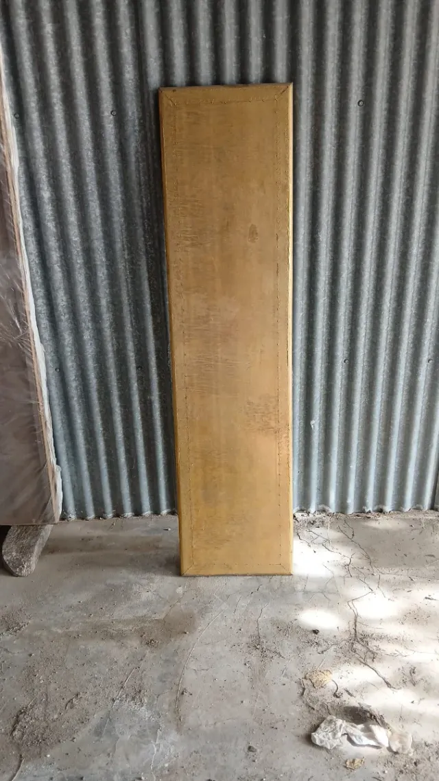 Cabecero de madera chapada en latón 135-150cm