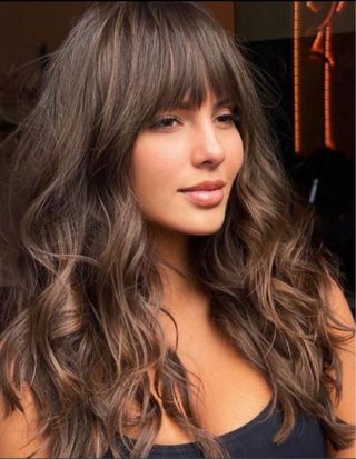 Preciosa Peluca castaña aspecto natural