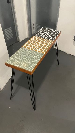 Mesa auxiliar con diseño geométrico