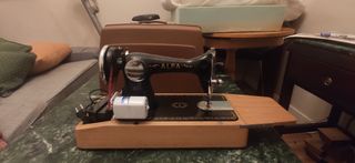 Máquina de Coser Alfa Antigua