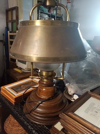 Lampada da tavolo in legno e metallo e vetro