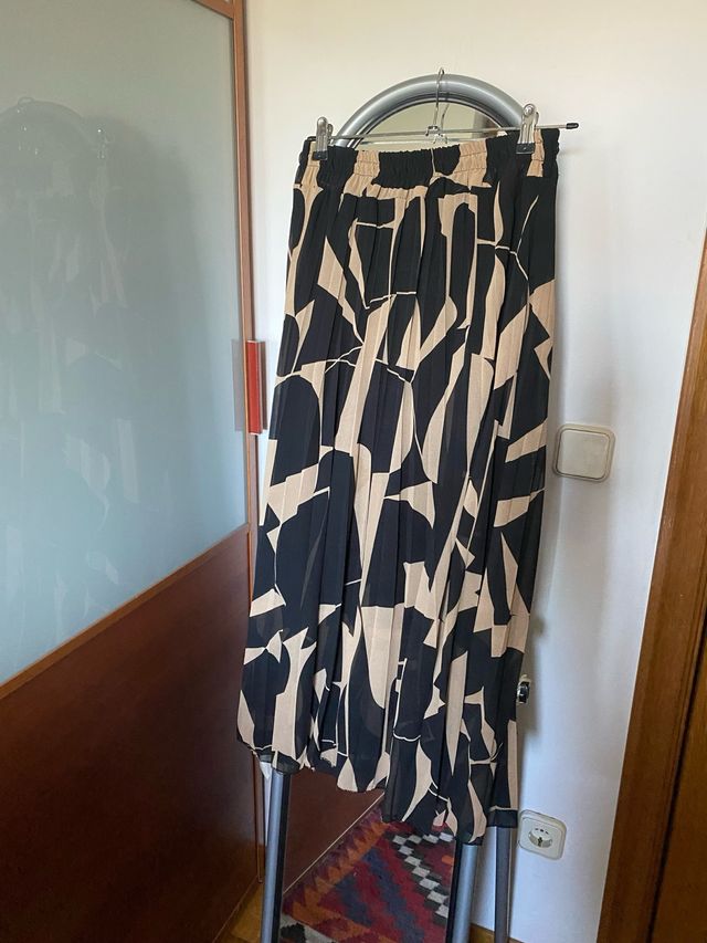 Falda plisada estampada beige y negra