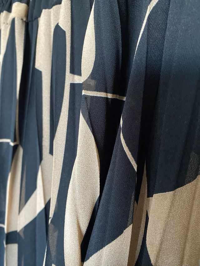 Falda plisada estampada beige y negra