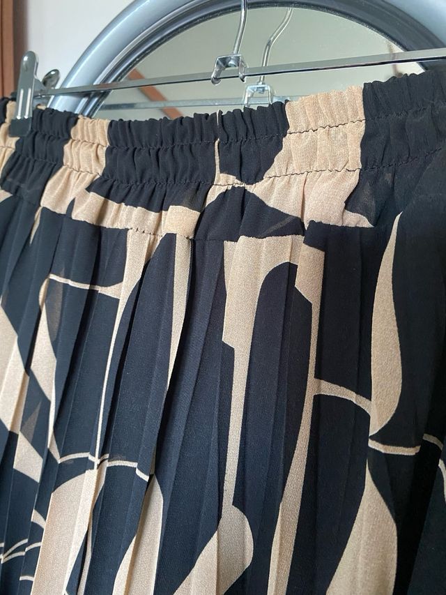 Falda plisada estampada beige y negra
