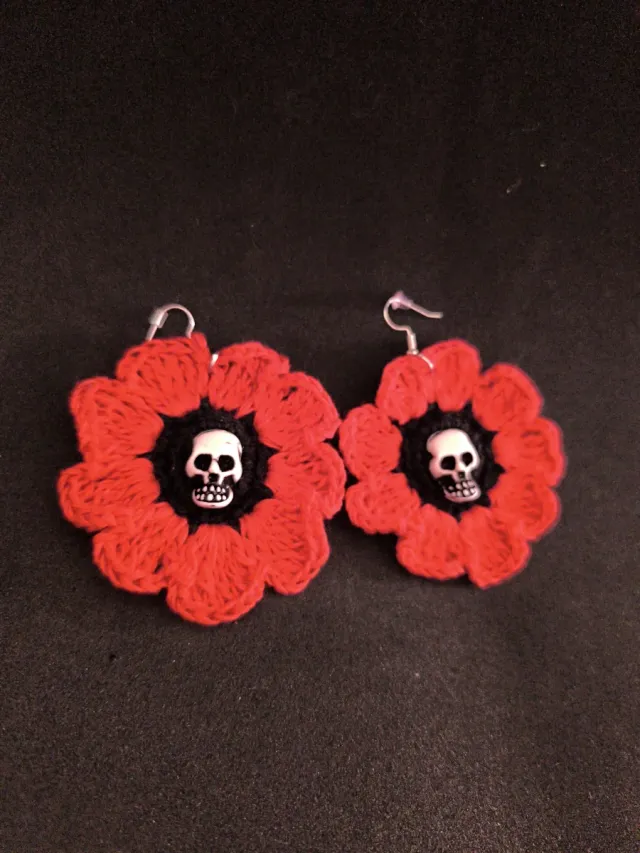 Aretes Flor Cráneo Rojos y Negros