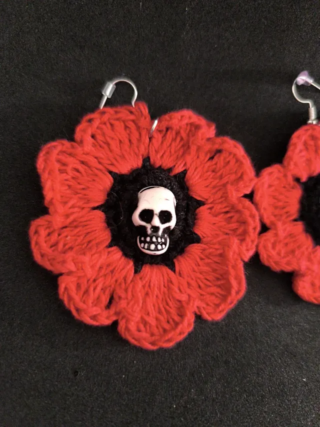 Aretes Flor Cráneo Rojos y Negros