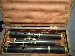 Flauta travesera antigua de madera