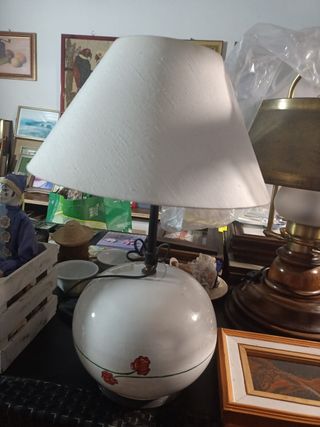 Lampada da tavolo in ceramica bianca con rose ross