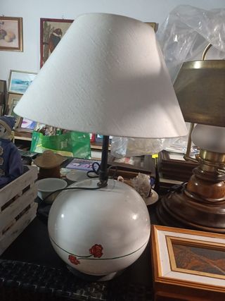 Lampada da tavolo in ceramica bianca con rose ross