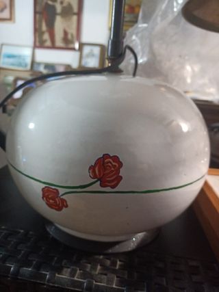 Lampada da tavolo in ceramica bianca con rose ross