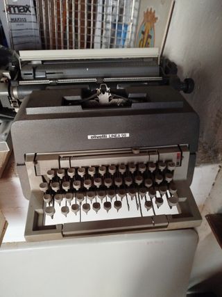 Máquina de escribir Olivetti Línea 98