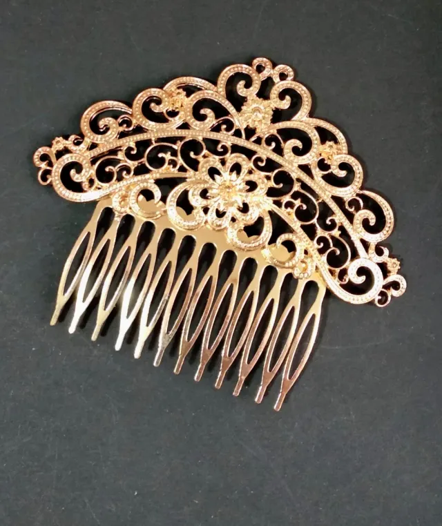 Peineta dorada con adornos florales