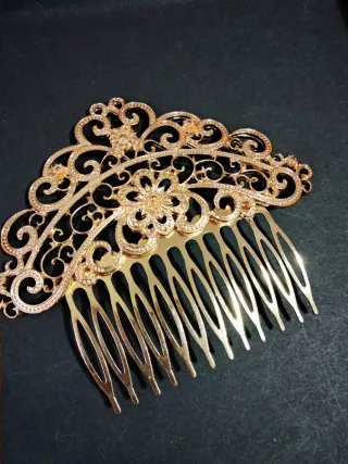 Peineta dorada con adornos florales