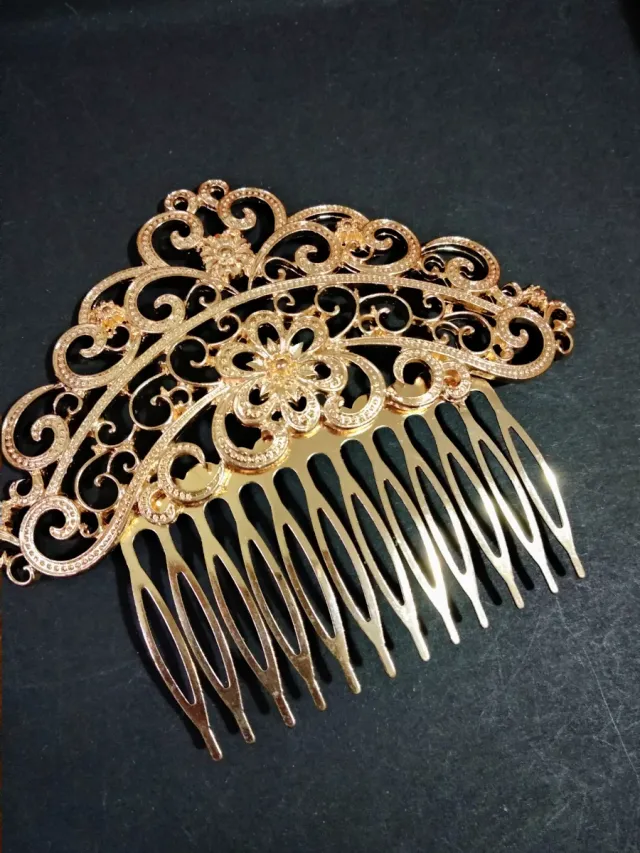 Peineta dorada con adornos florales