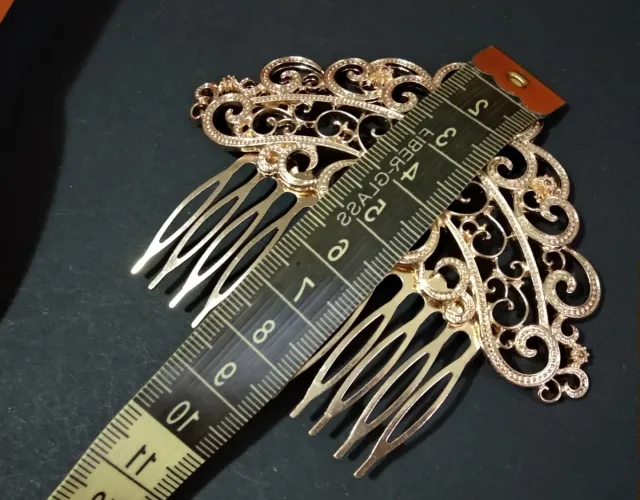 Peineta dorada con adornos florales