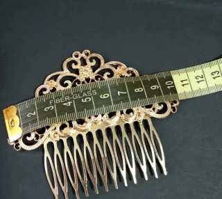 Peineta dorada con adornos florales