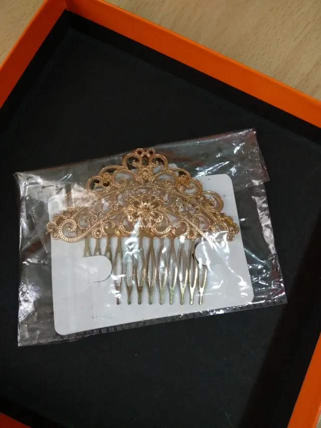 Peineta dorada con adornos florales