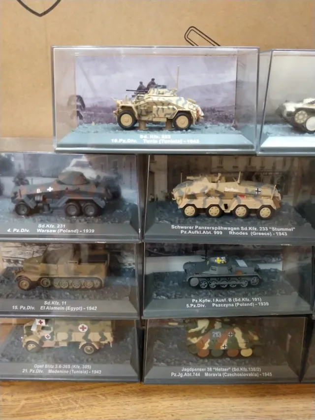 Colección de 15 tanques militares en miniatura