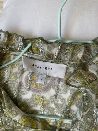 Blusa Scalpers verde con hilo plateado