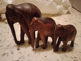 Conjunto elefantes de madera y conjunto mamus