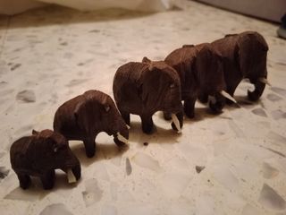 Conjunto elefantes de madera y conjunto mamus