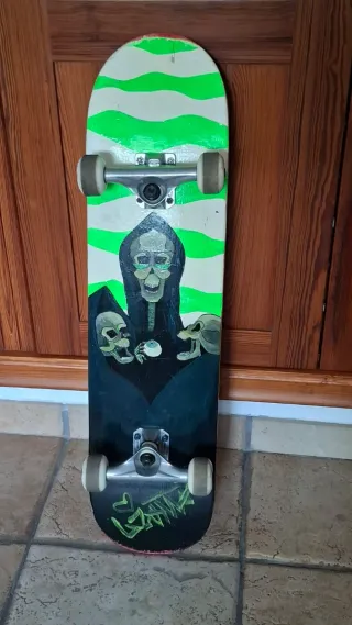 Skate Board Negro diseño calaveras verde