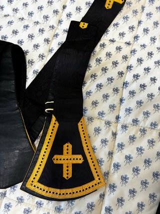 Estola y manipulo negros con cruz dorada
